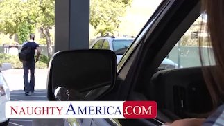 Sexuell frustrierte College-Hottie lädt einen Fremden in ihr Zimmer ein