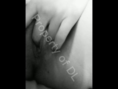 Froto mi clitoris y me meto los dedos en mi bonito coño apretado