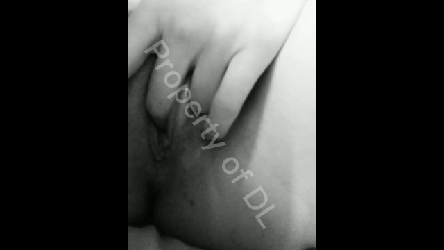Froto mi clitoris y me meto los dedos en mi bonito coño apretado