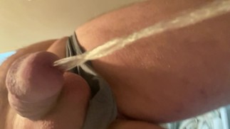 巨大的凸起 - 喝啤酒，小便，玩我的鸡巴
