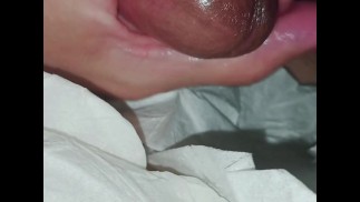 POV 手淫和卡明在边缘太久后滴下高潮！