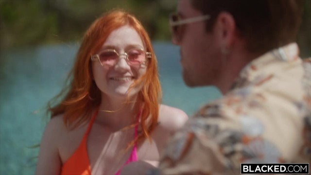 BLACKED Violet Myersが初めての輪姦で8人の黒人を連れて行く