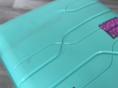 Привез любовницу в чемодане и изменил жене, пока она в ванной 2/16