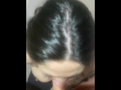 Essa safada só bebe leite se for assim