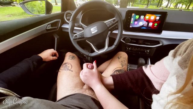 Blond babe gives handjob in a highly frequented parking lot next to the street :P - really risky !