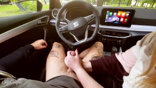 Blond laska wykonuje ręczną robotę na bardzo uczęszczanym parkingu przy ulicy :P - naprawdę ryzykowne !