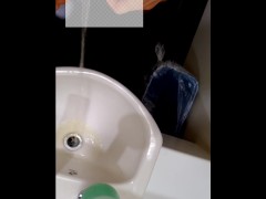 全然トイレが開かないから、仕方なく洗面台でおしっこする