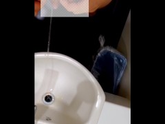 全然トイレが開かないから、仕方なく洗面台でおしっこする - Screenshot 16 of 16 - 女の子