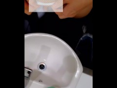 全然トイレが開かないから、仕方なく洗面台でおしっこする - Screenshot 4 of 16 - 女の子
