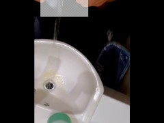全然トイレが開かないから、仕方なく洗面台でおしっこする - Screenshot 9 of 16 - 立ちション