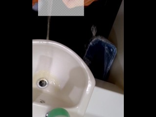 全然トイレが開かないから、仕方なく洗面台でおしっこする