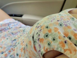 Beautiful Красотка в сарафане позволяет мне трогать ее сиськи и киску