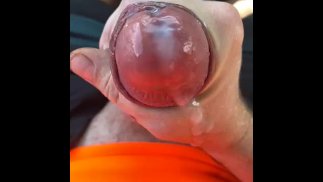 Öffentliches Wichsen und Abspritzen, während es in der Mittagspause auf einem zufälligen Parkplatz geparkt ist