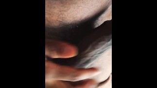 Утренняя ручная работа Сильно ударяю мой большой член в живот Это тяжело и так сильно