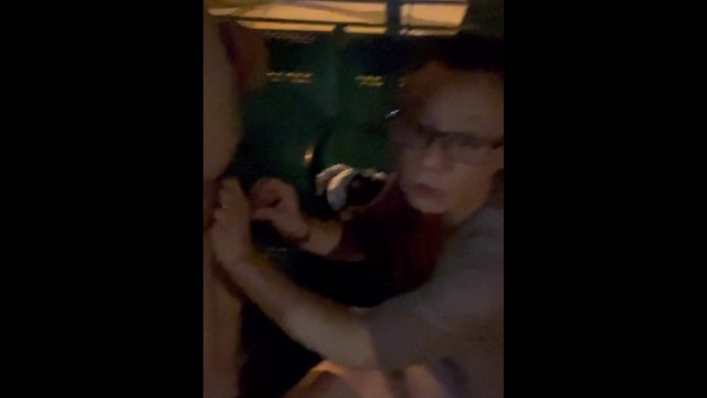 港女夫妻街外脫掉衣服玩露出口交過程