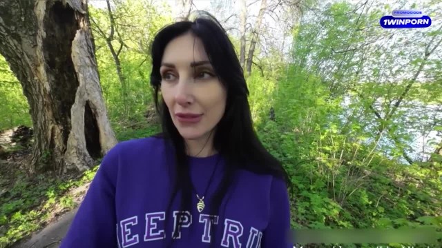 Милфу жестко трахают в лесу