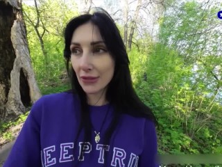 Милфу жестко трахают в лесу