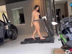 Morena gostosa fazendo exibicionismo na esteira de academia - Drii Cordeiro
