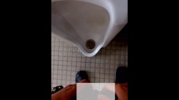 Girl secretly peeed in the urinal