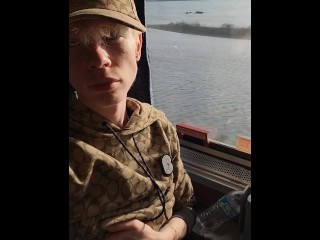 在去堵嘴城🚆的火车上快速捣毁一个坚果 💦