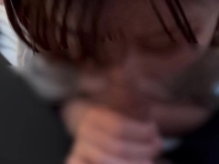 玉舐めと玉弄りながらごっくんフェラするメガネの女の子♡