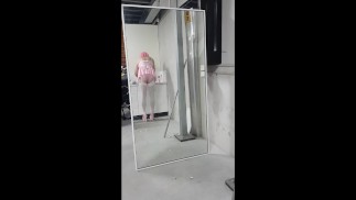 娘娘腔变装癖者炫耀粉红色