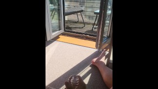 Публичная мастурбация в городе