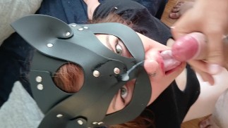 Schwanzgeile Kitty lutscht und wird angewichst