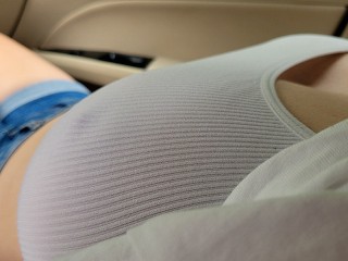 Дразнит и играет с крошкой с большими сиськами в машине