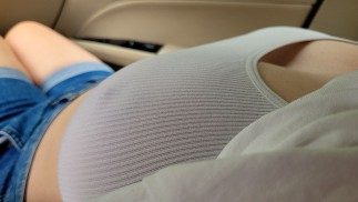 Дразнит и играет с крошкой с большими сиськами в машине