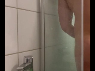 混蛋后洗个澡。
