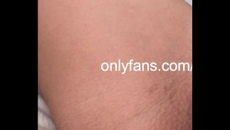 Busty 全天然 Latina 在她的 Hitachi Magic Wand 上使用 Hitachi Magic Wand 在她剃光的阴户上