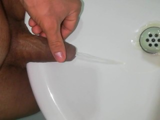 Jovem Desesperado a Mijar, Longo e Prazeroso Na Pia, Close-up