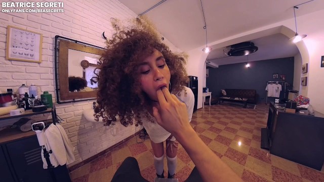 CREAMPIE DAL BARBIERE, IL CLIENTE LE RIEMPIE LA FIGA DI SBORRA - POV