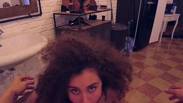 CREAMPIE DAL BARBIERE, IL CLIENTE LE RIEMPIE LA FIGA DI SBORRA - POV