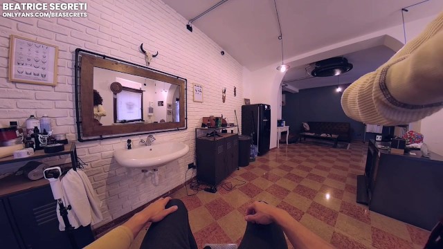 CREAMPIE DAL BARBIERE, IL CLIENTE LE RIEMPIE LA FIGA DI SBORRA - POV