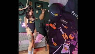 PORNHUB MI HA INVIATO UNA CONFEZIONE REGALO PER AVER RAGGIUNTO 25.000 ABBONATI GRAZIE A CIASCUNO DI VOI