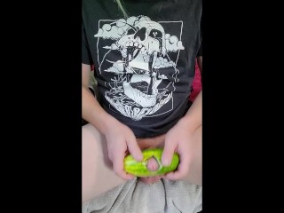 我把我的鸡巴塞进一个cuCUMber