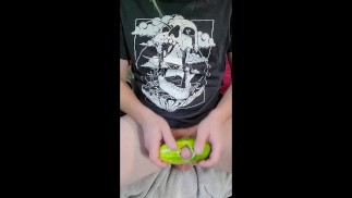 Ich schiebe meinen Schwanz in einen cuCUMber