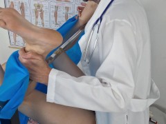 Ginecologista brinca com cuzinho da ruiva e goza deixa toda cremosa!