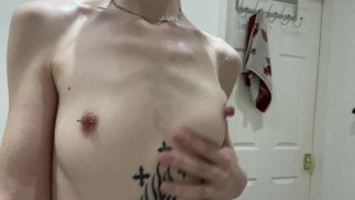 Sehr harte durchbohrte Brustwarzen