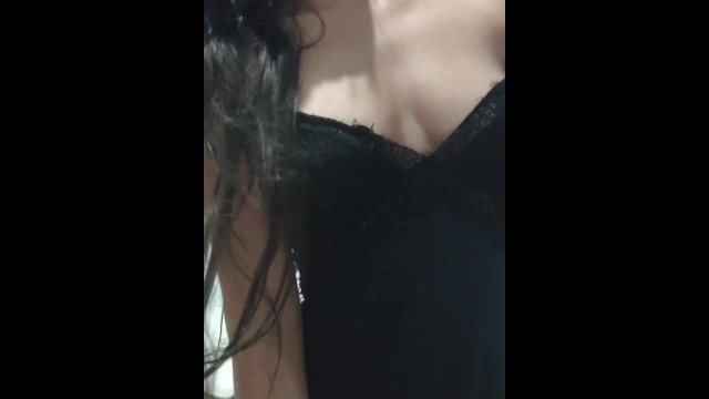 Morena Gostosa Dançando e Exibindo a Bucetinha
