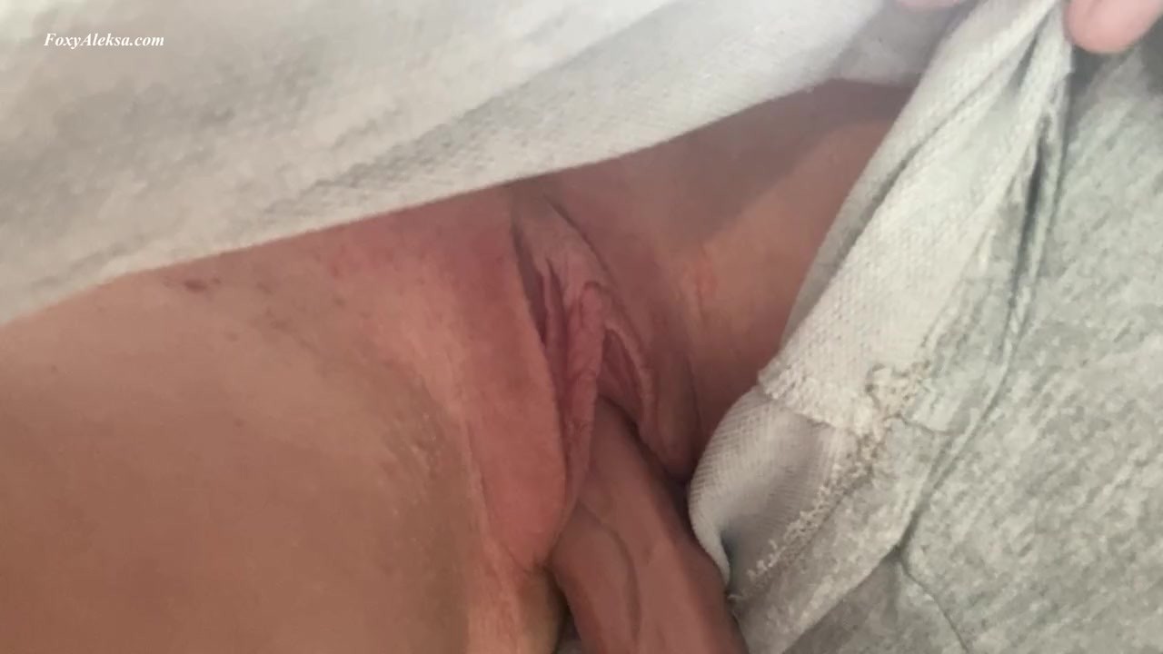 Meu chefe em minha buceta por baixo da saia durante o dia de trabalho