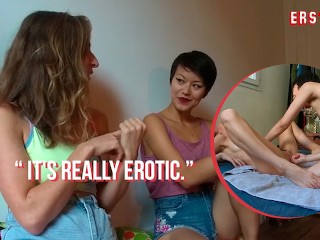 Ersties - руки Yumi массируют волосатую киску June