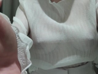 性感的女孩在试衣间里赤身裸体