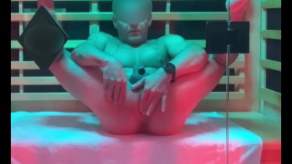 健美的双性恋Guy在桑拿房里感觉放荡