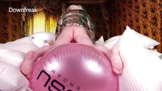 Sauter d’énormes Toy gonflables dans un lit d’oreillers