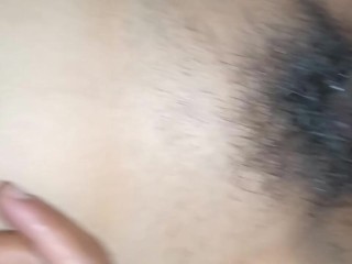 Mi vecino se masturba en mi vagina delicioso