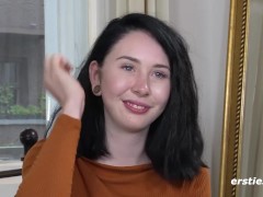 Ersties - Studentin Joana bringt ihre Klitoris zum Vibrieren