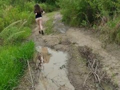 Молодая мамочка на природе, начинающая эксгибиционистка показала свою попку - Screenshot 16 of 16 - Run Naked